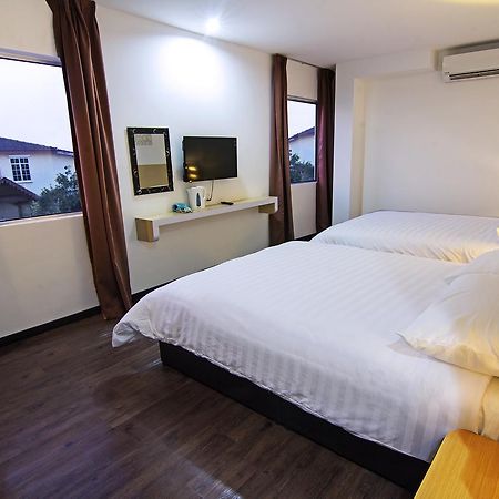 Thanks Hotel Parit Buntar Bagian luar foto