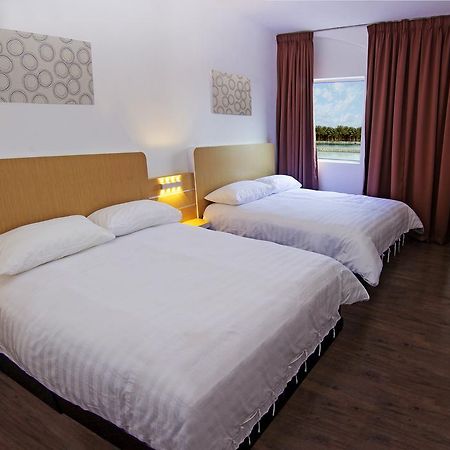 Thanks Hotel Parit Buntar Bagian luar foto