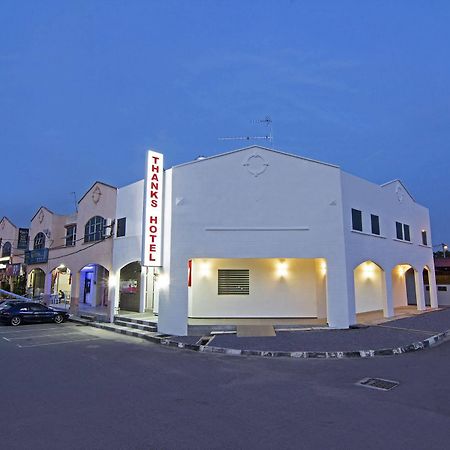 Thanks Hotel Parit Buntar Bagian luar foto