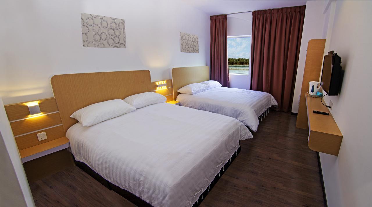Thanks Hotel Parit Buntar Bagian luar foto