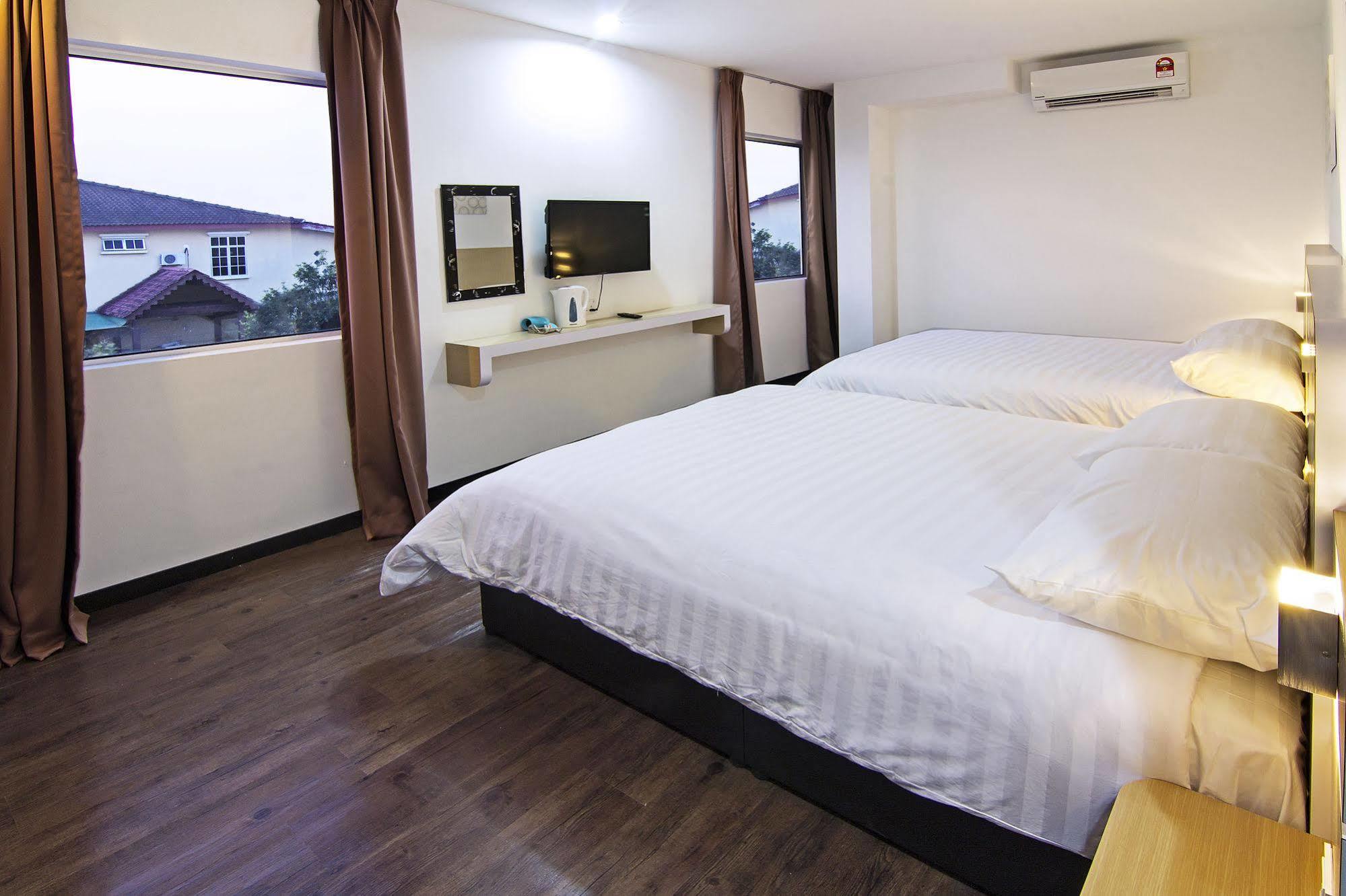 Thanks Hotel Parit Buntar Bagian luar foto