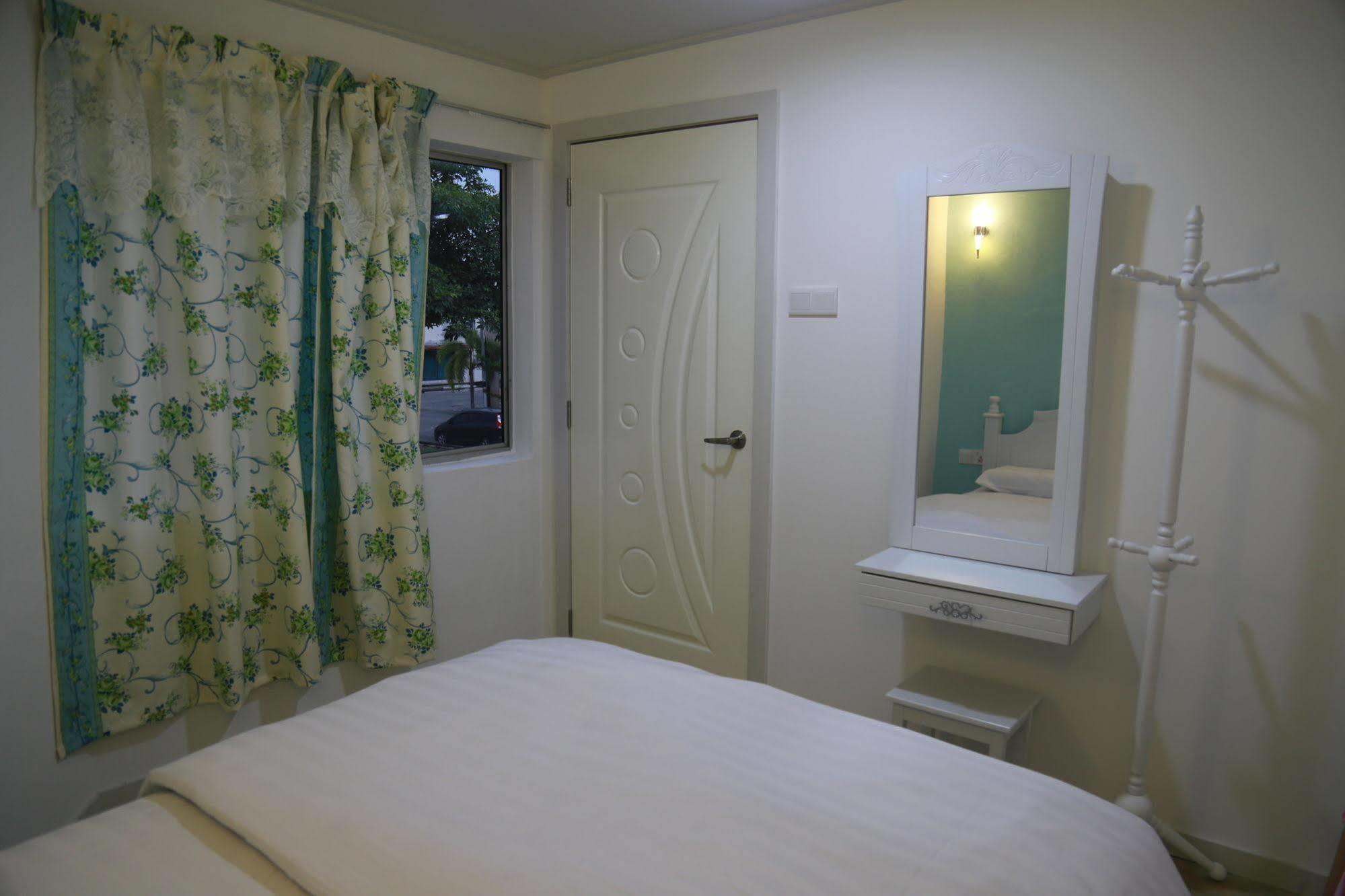 Thanks Hotel Parit Buntar Bagian luar foto