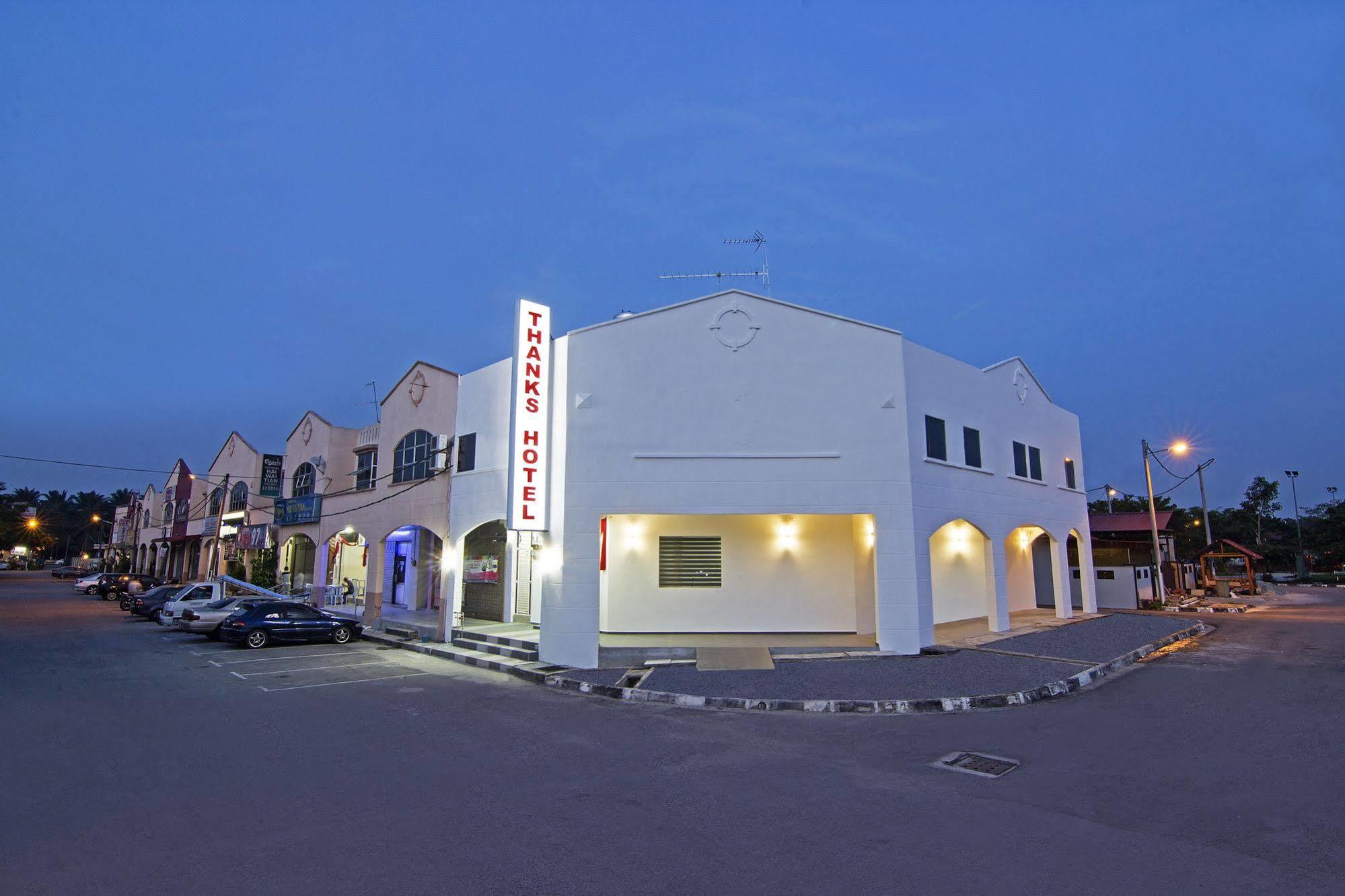 Thanks Hotel Parit Buntar Bagian luar foto