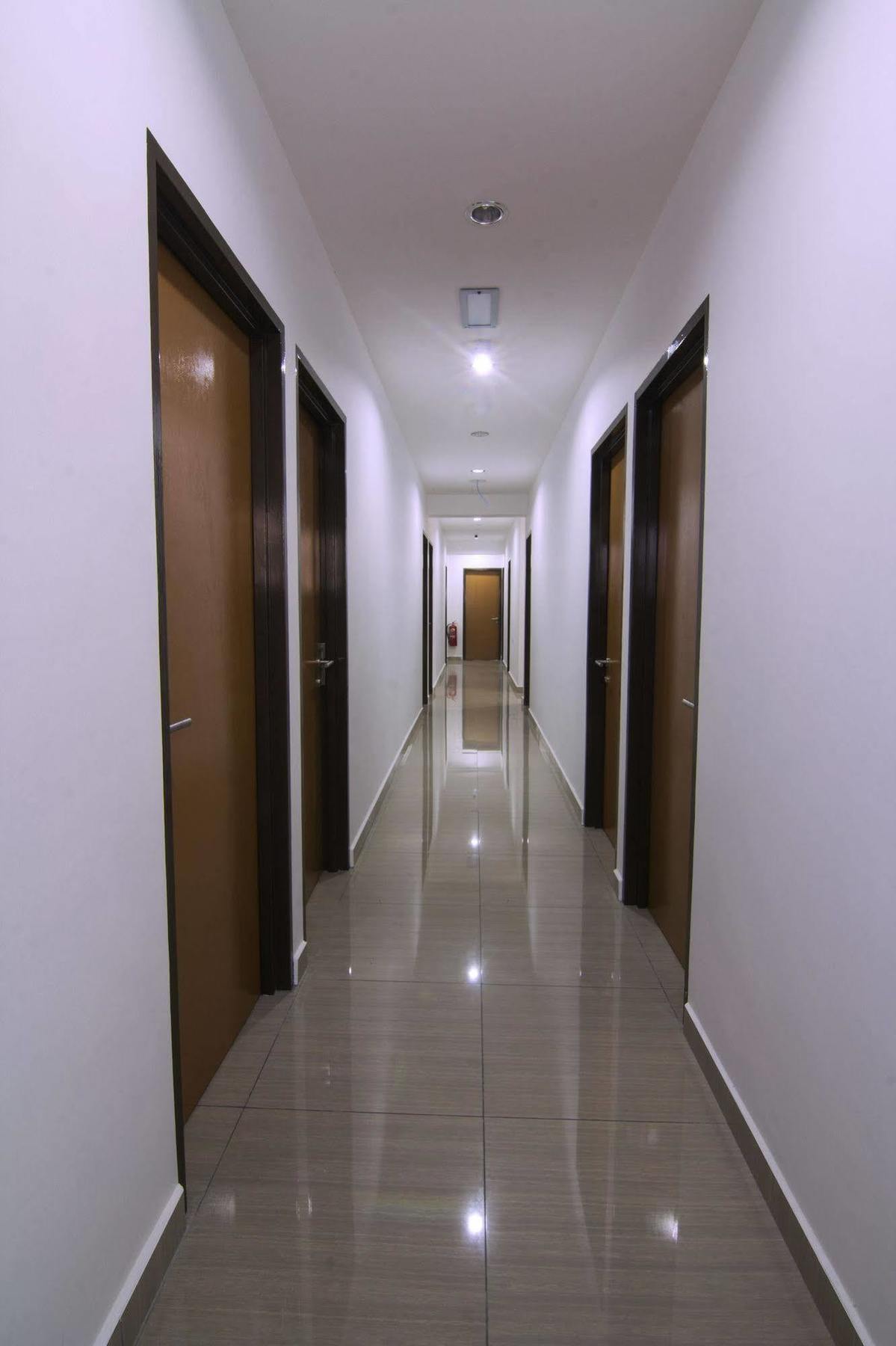 Thanks Hotel Parit Buntar Bagian luar foto