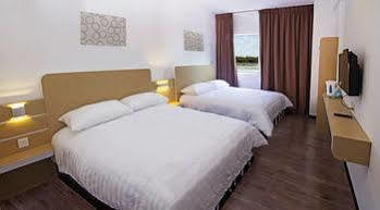 Thanks Hotel Parit Buntar Bagian luar foto